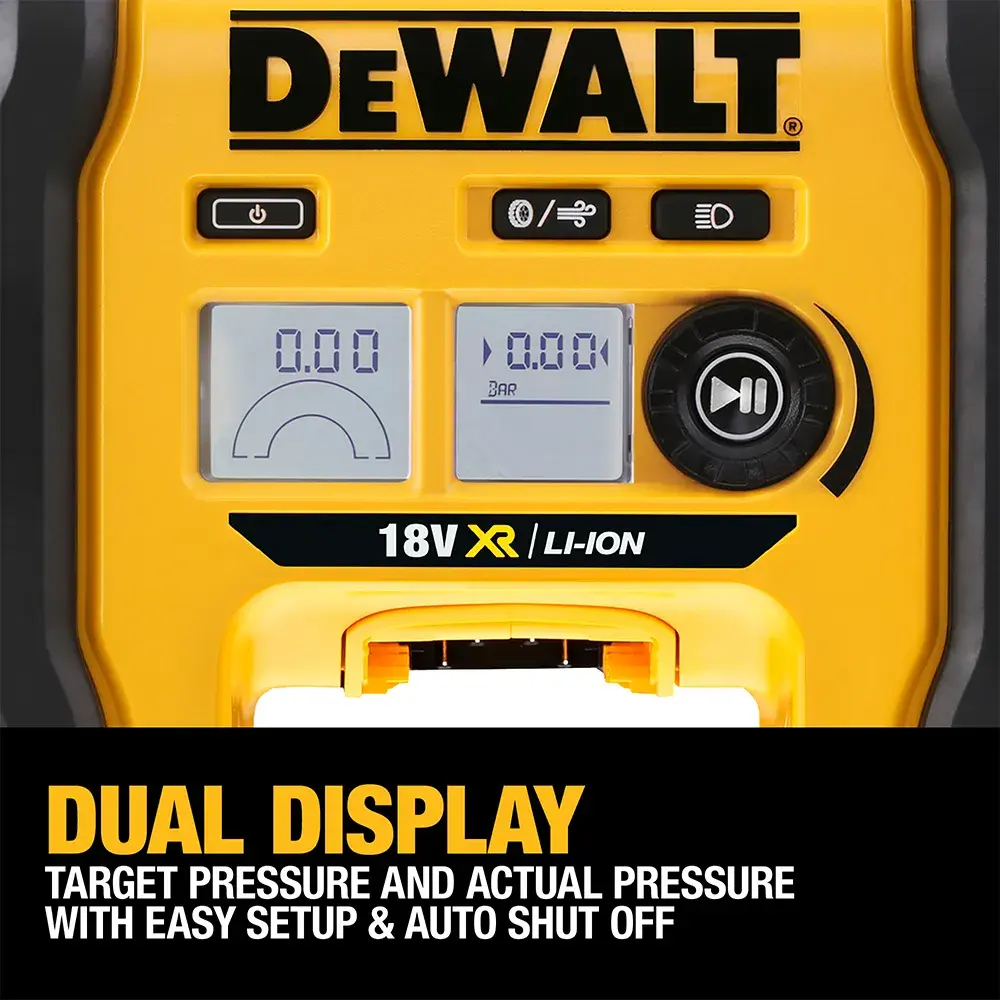 Eine Person verwendet einen gelben, tragbaren DEWALT-Kompressor, um den Reifen eines Autos aufzupumpen. Das Gerät ist mit dem Reifenventil verbunden und steht neben dem Fahrzeug auf dem Boden.