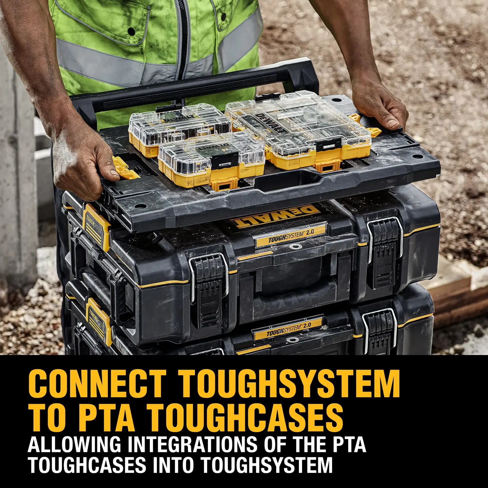 Une personne portant un gilet de sécurité vert manipule une pile de boîtes à outils noires et jaunes DEWALT ToughSystem 2.0 à l'extérieur, en mettant l'accent sur la boîte supérieure qui est soulevée.