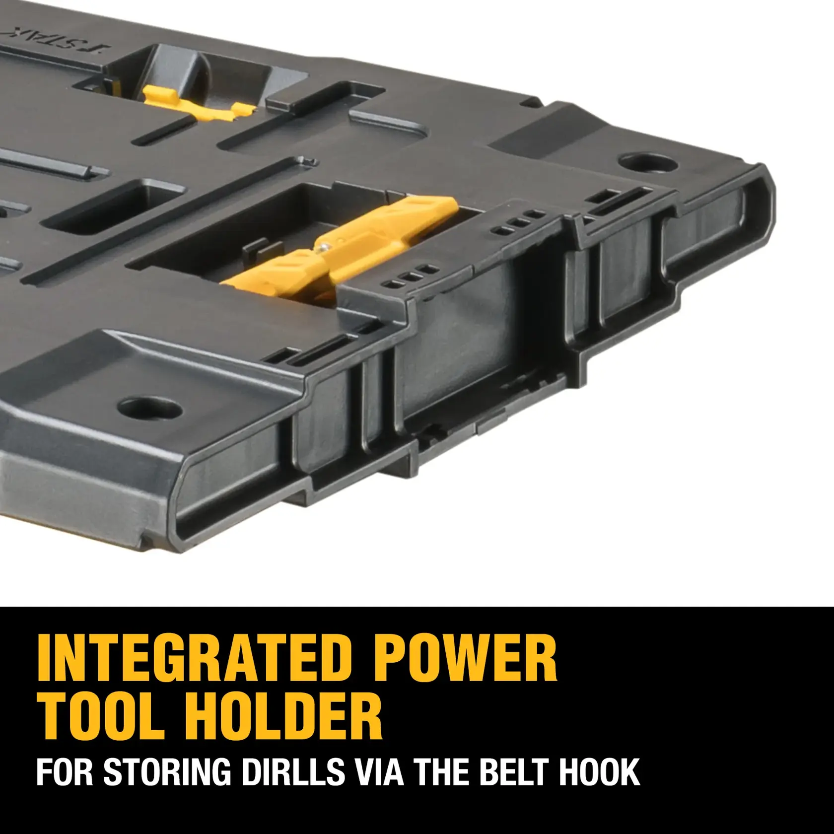 Une personne sur un chantier organise des embouts de perceuse et des accessoires sur des boîtes à outils empilées DEWALT ToughSystem 2.0, en utilisant un outil électrique DEWALT.