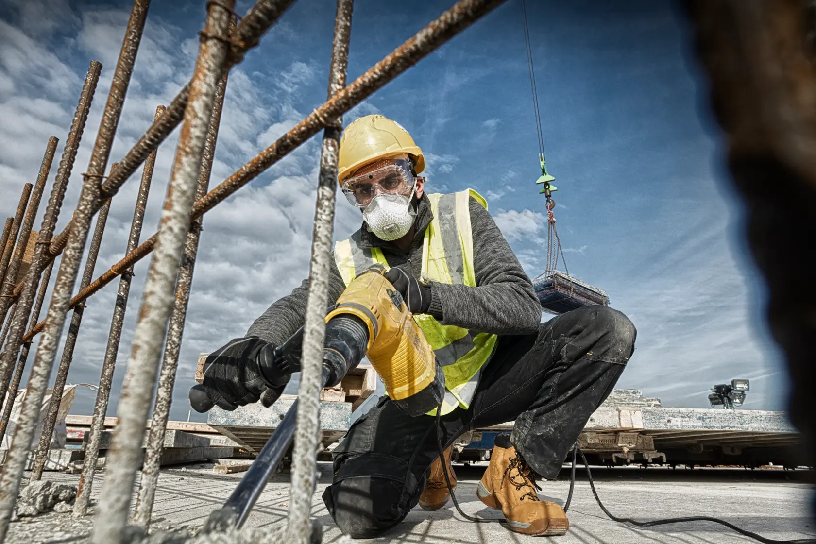 Photo of worker with DEWALT tool, SKUs D25481K-QS D25481K D25481K-B3 D25481K-AR D25481K-B2 D25481K-GB D25481 D25481K-LX.