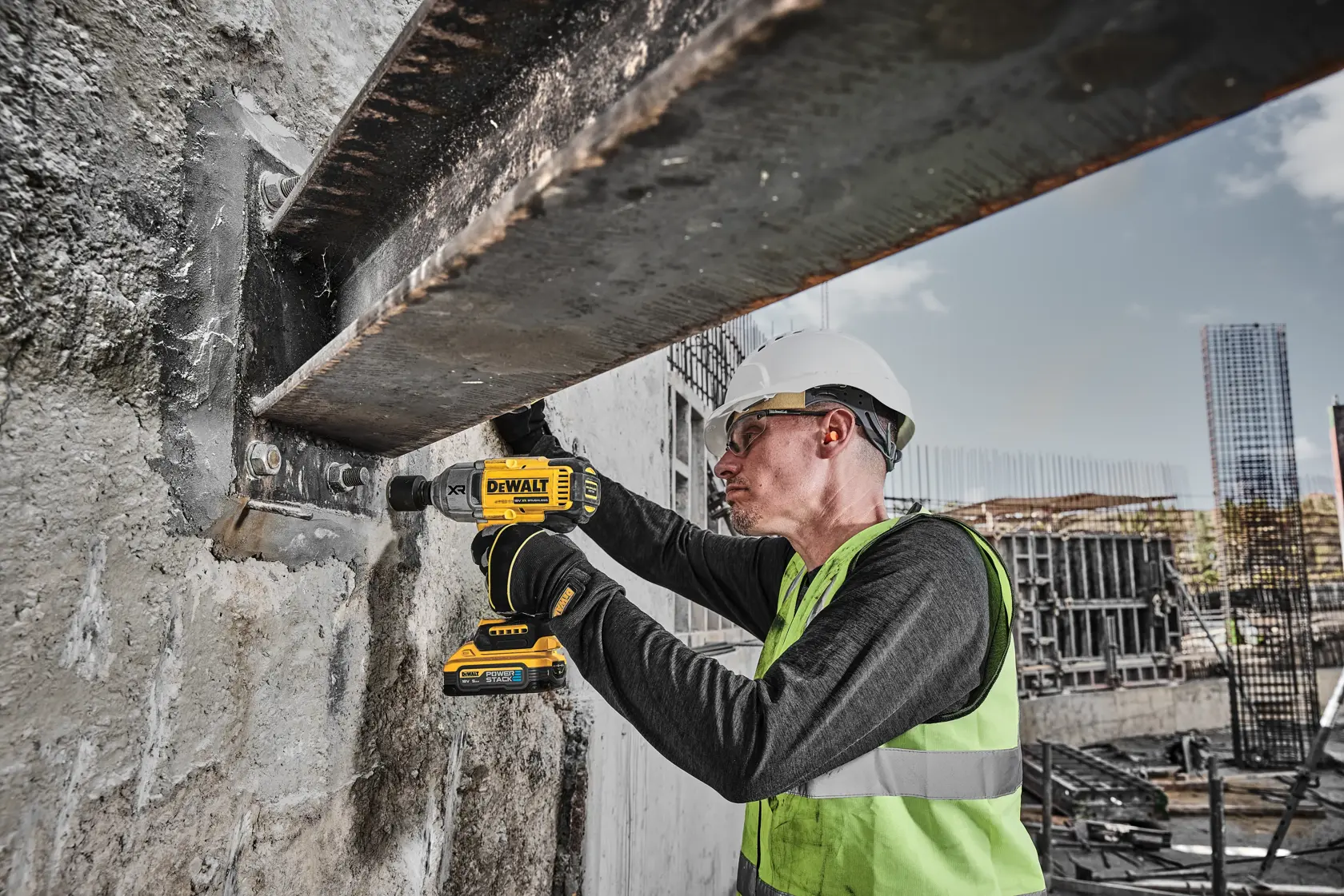 18V XR® Brushless 1/2" Hog Ring High Torque Impact Wrench - 2 X 5Ah POWERSTACK™ Battery