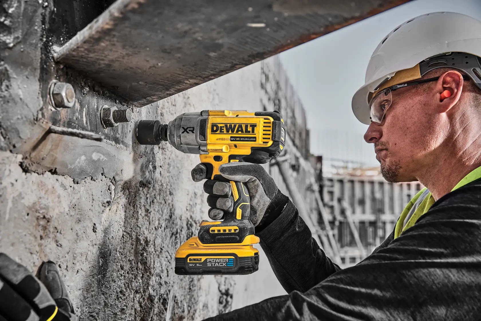 18V XR® Brushless 1/2" Hog Ring High Torque Impact Wrench - 2 X 5Ah POWERSTACK™ Battery