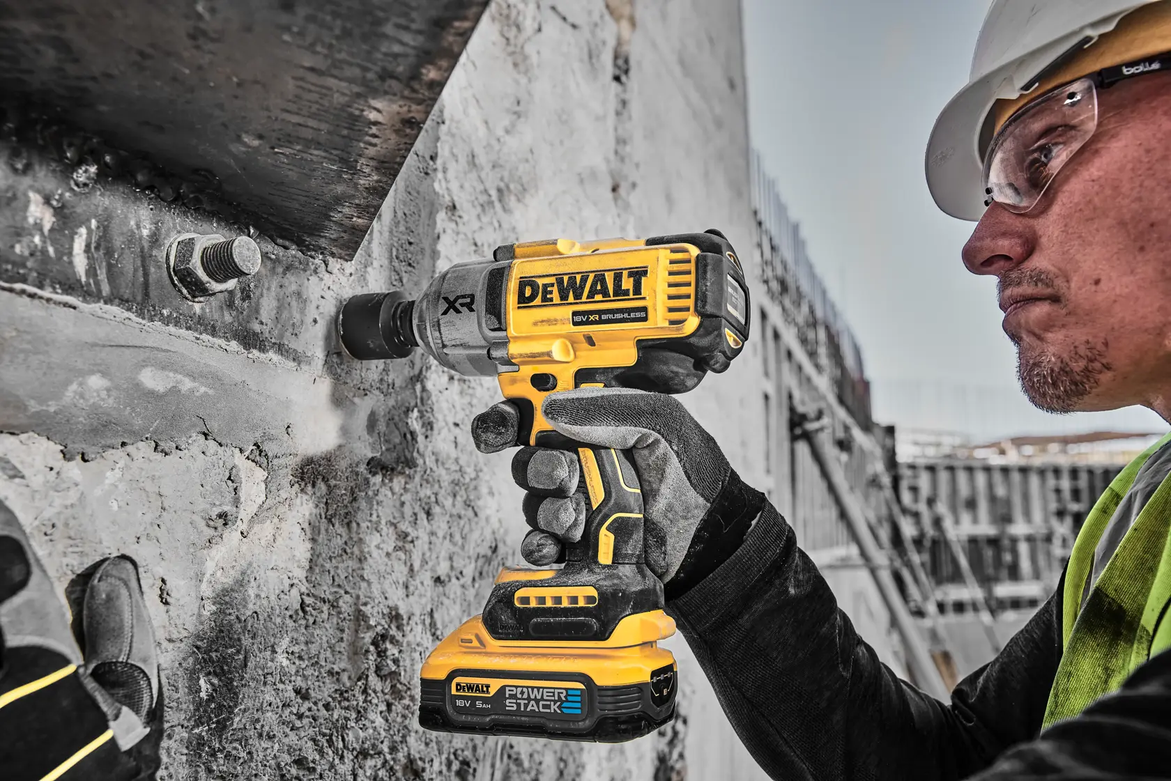 18V XR® Brushless 1/2" Hog Ring High Torque Impact Wrench - 2 X 5Ah POWERSTACK™ Battery