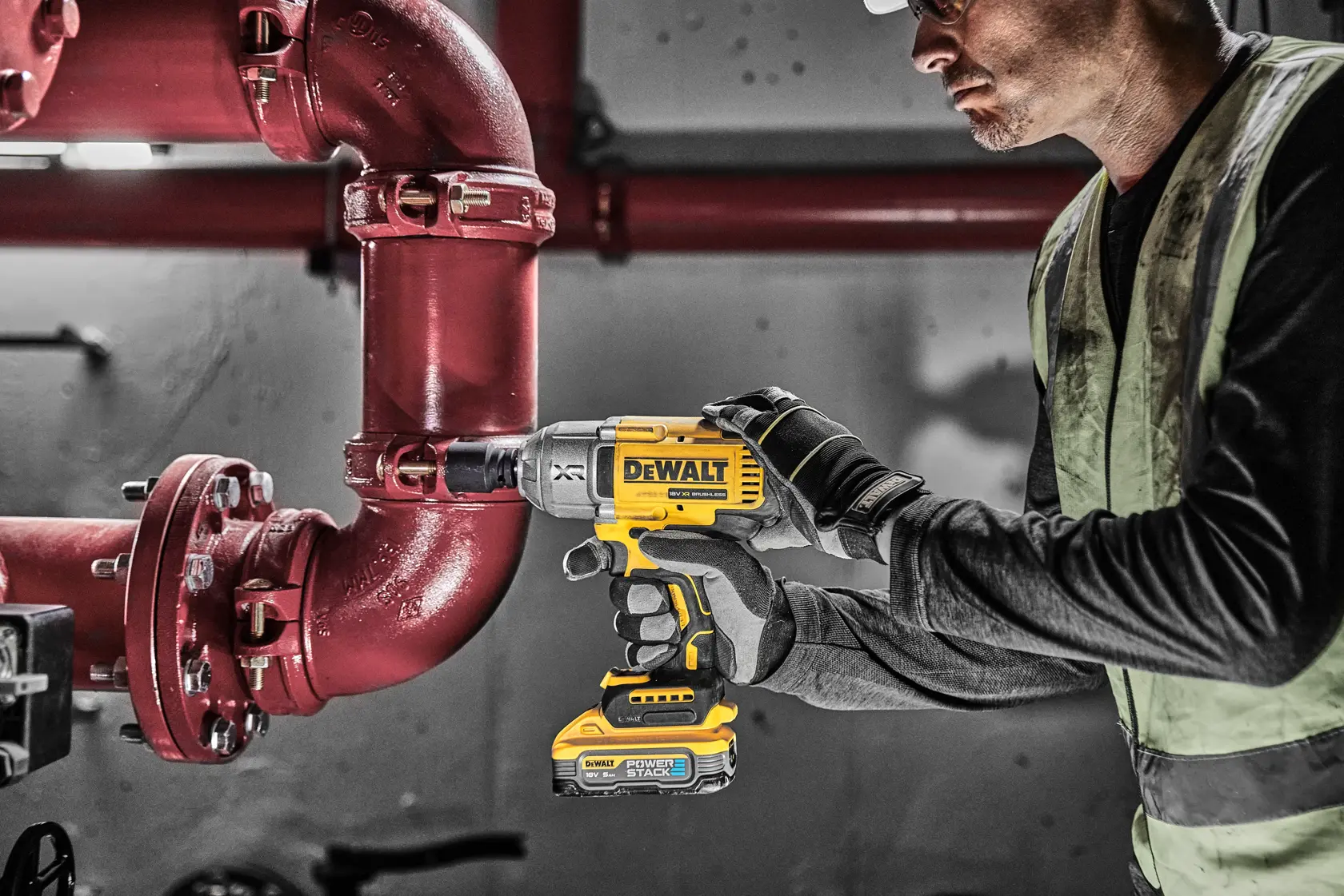 18V XR® Brushless 1/2" Hog Ring High Torque Impact Wrench - 2 X 5Ah POWERSTACK™ Battery