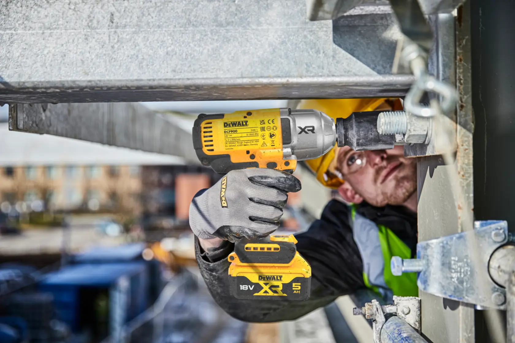18V XR® Brushless 1/2" Hog Ring High Torque Impact Wrench - 2 X 5Ah Battery