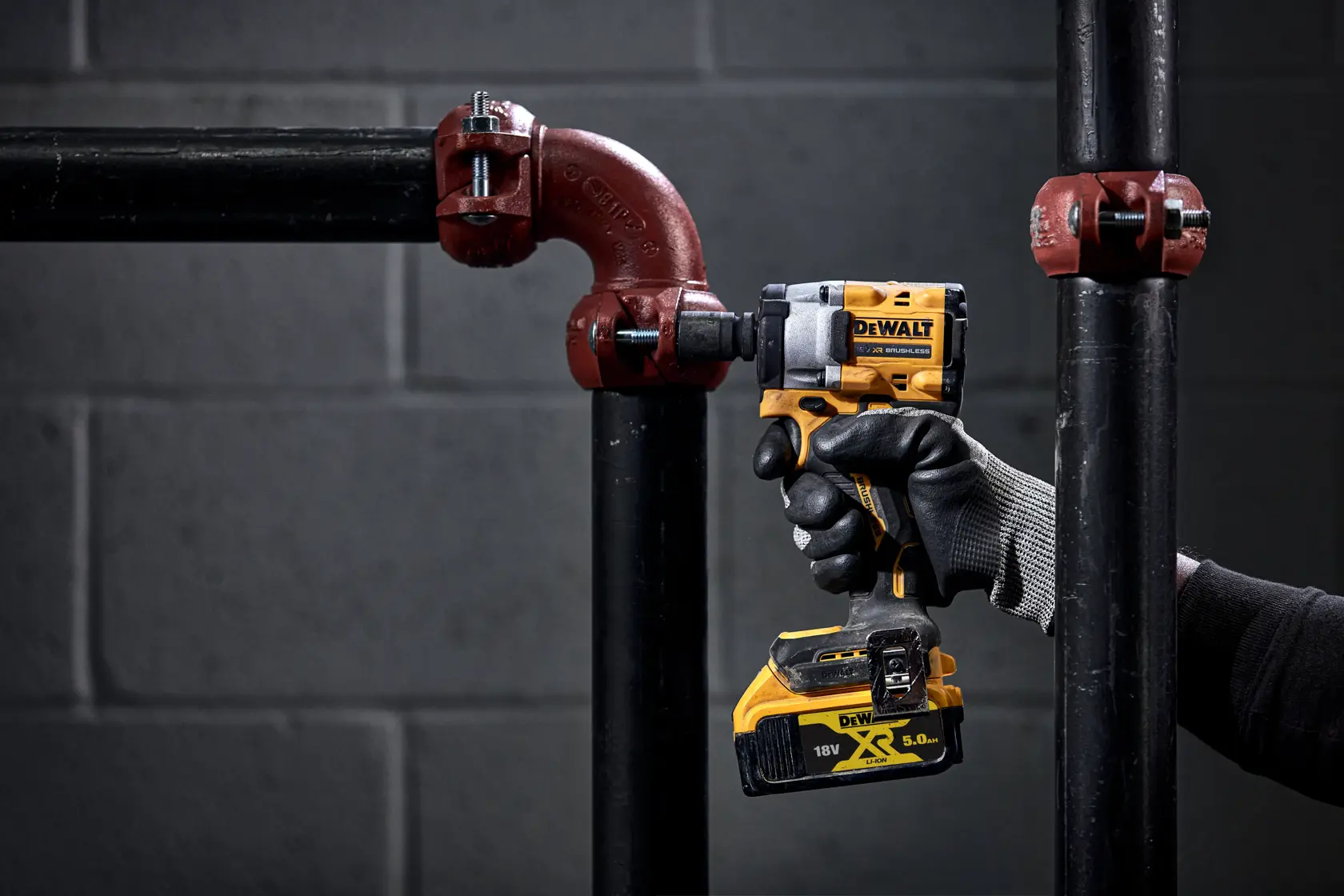 18V XR® Brushless 1/2" Hog Ring Compact Impact Wrench - 2 X 5Ah Battery