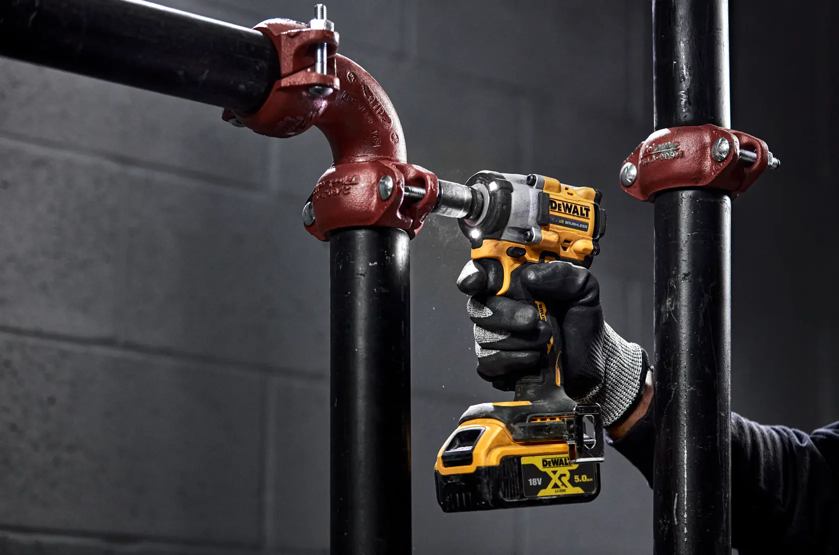 18V XR® Brushless 1/2" Hog Ring Compact Impact Wrench - 2 X 5Ah Battery