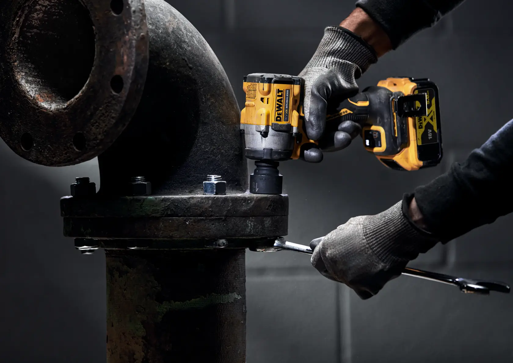 18V XR® Brushless 1/2" Hog Ring Compact Impact Wrench - 2 X 5Ah Battery
