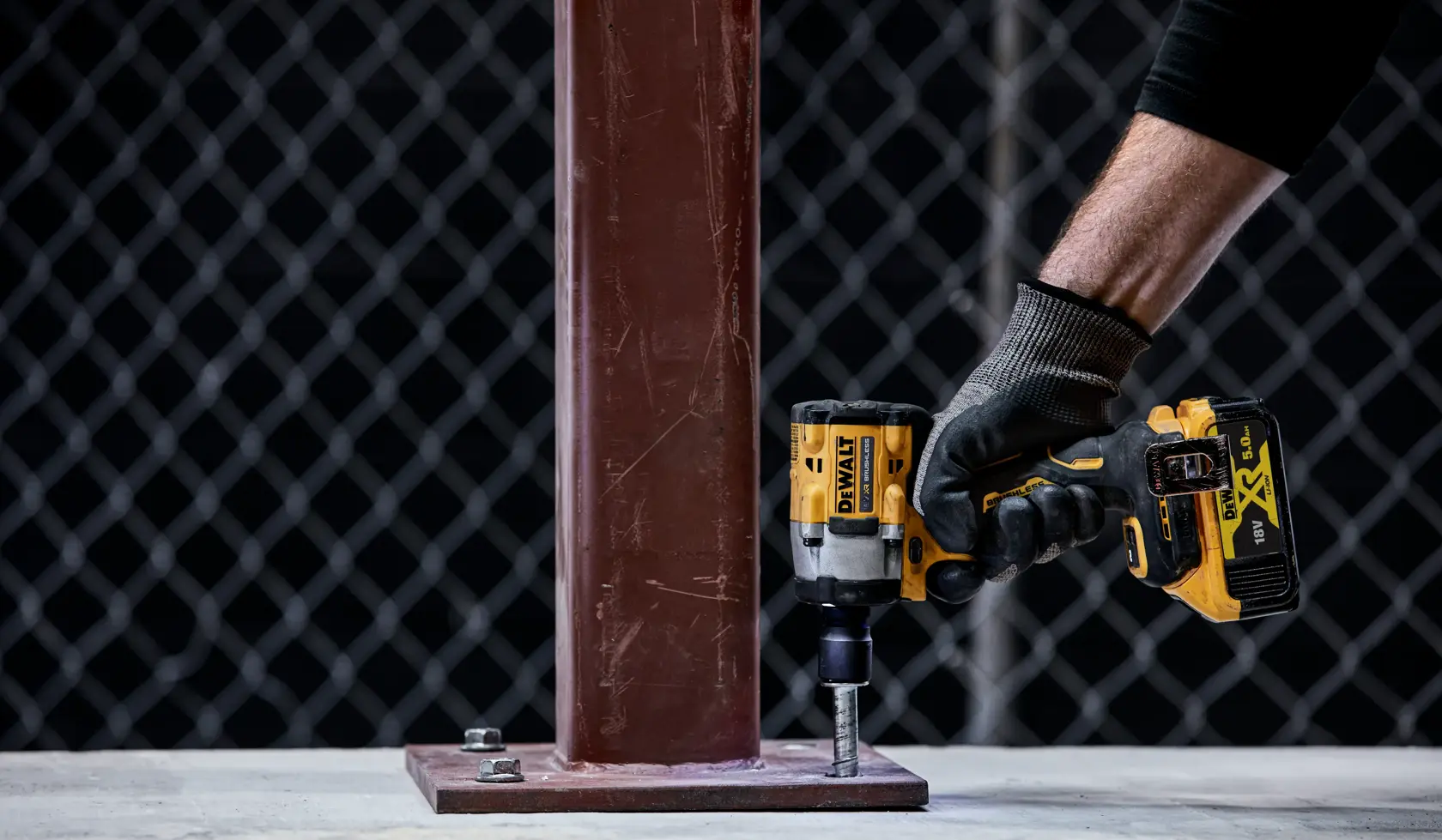 18V XR® Brushless 1/2" Hog Ring Compact Impact Wrench - 2 X 5Ah Battery