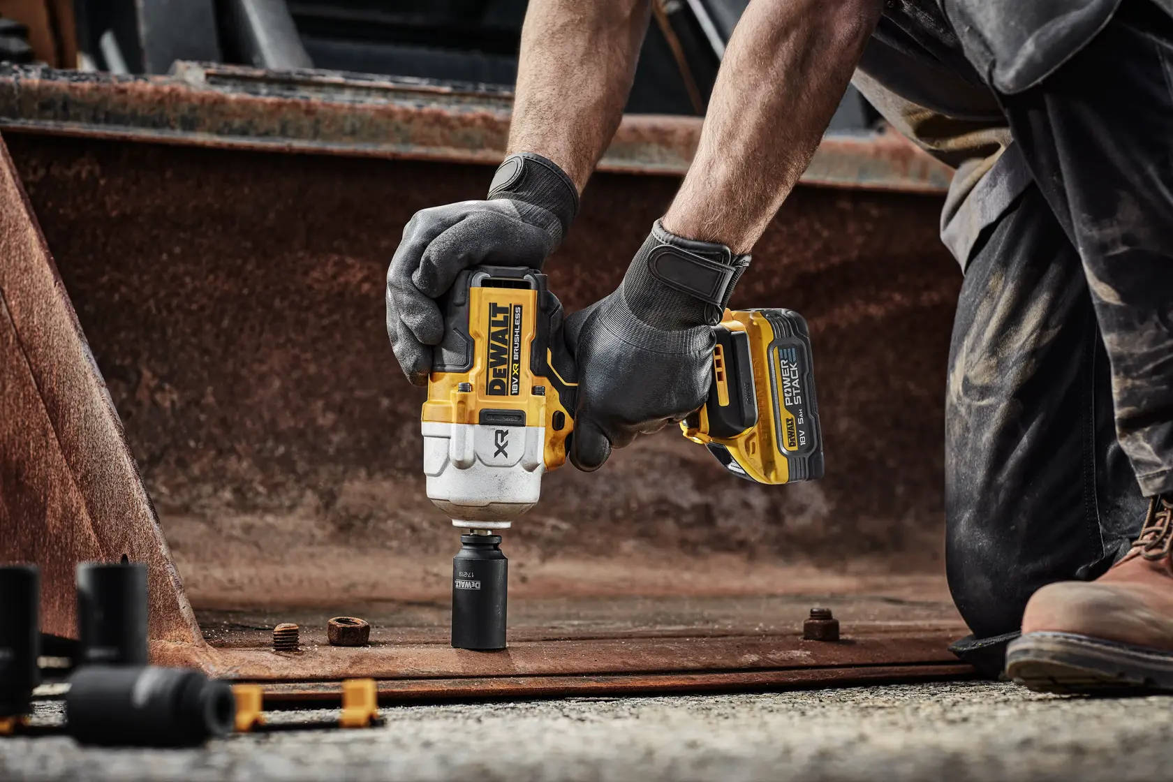 18V XR® Brushless 1/2" Hog Ring Premium High Torque Impact Wrench - 2 X 5Ah POWERSTACK™ Battery