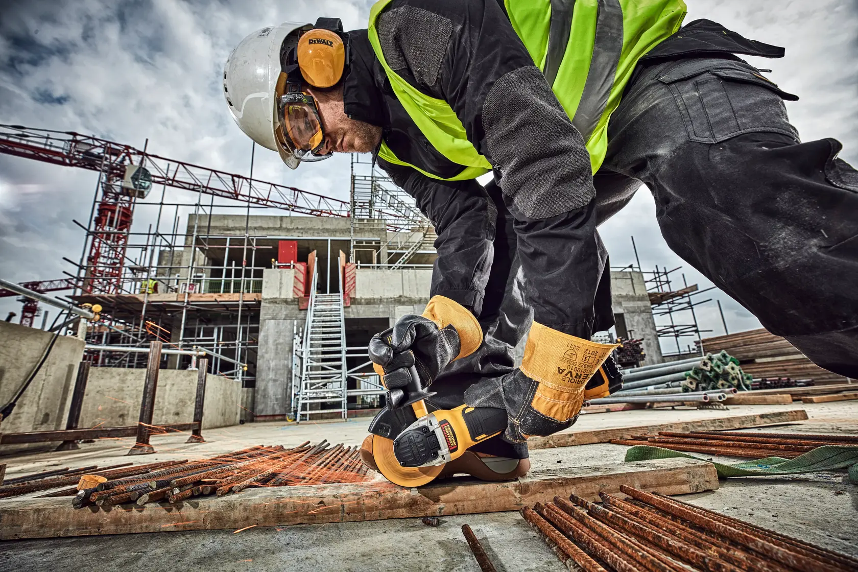 DEWALT grinder in use at construction, SKUs: DCG406N, DCZ409P2-XE, DCG406N-XJ, DCG406NT, DCZ401P3-XE, DCG406, DCG406NT-XJ