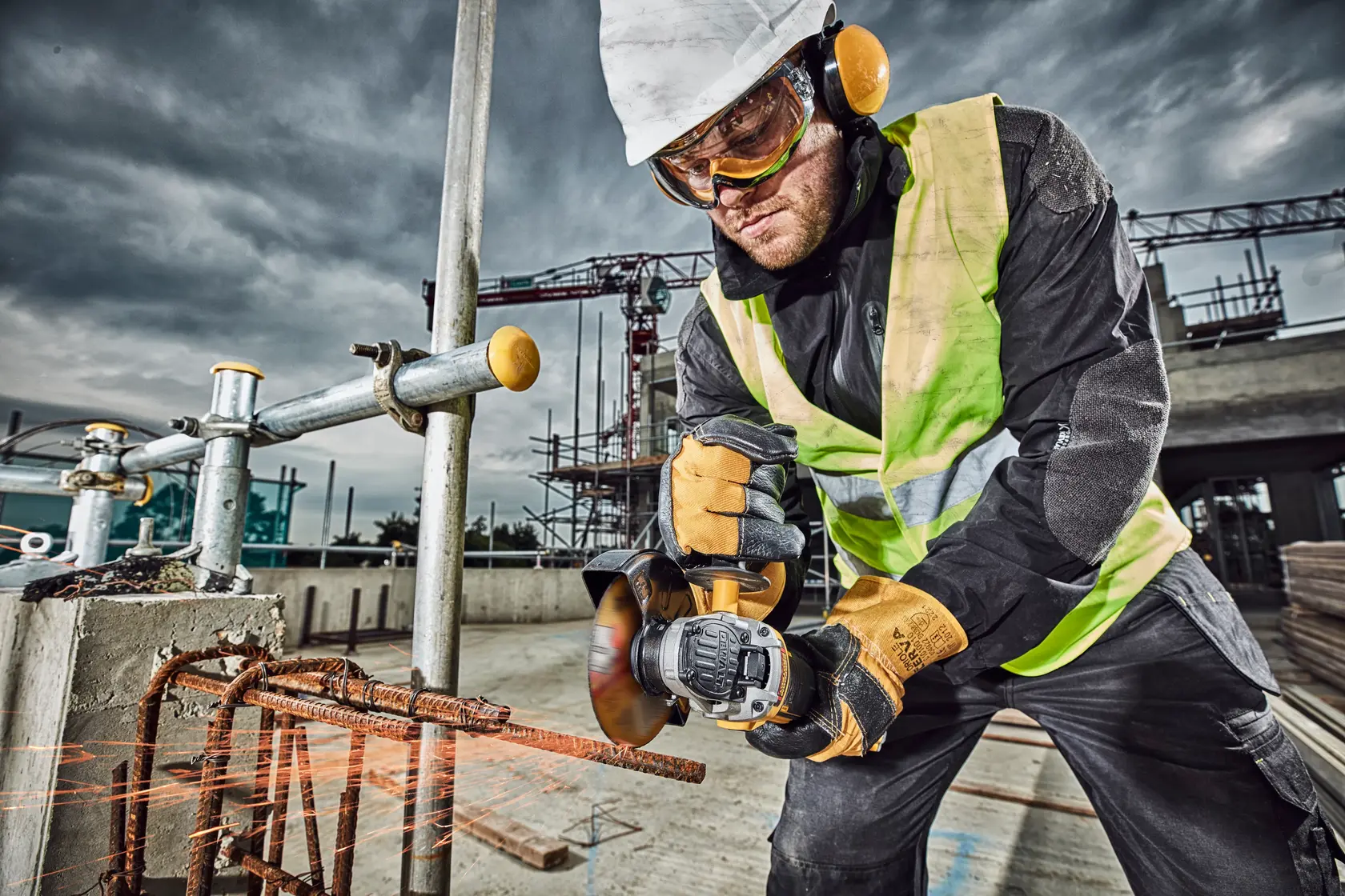 Photo of worker cutting rebar with DEWALT tool on construction site, SKUs DCG406N, DCZ409P2-XE, DCG406N-XJ, DCG406NT