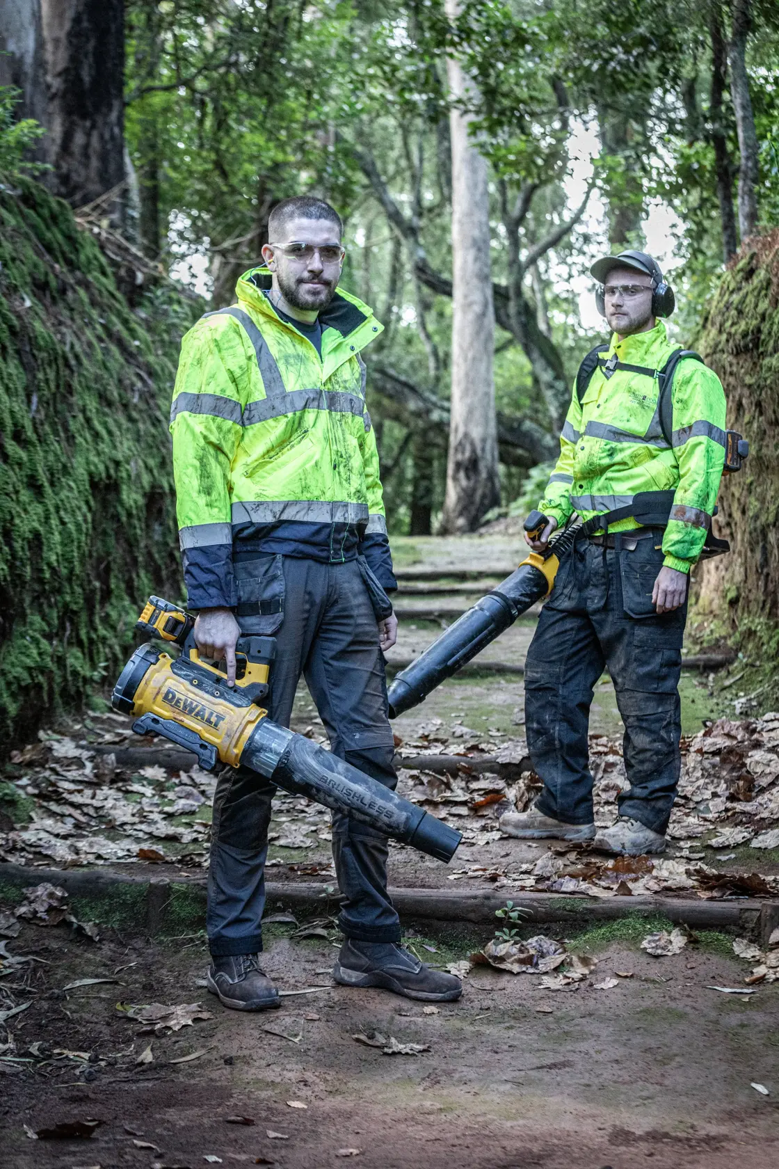 DEWALT soprador 54V, foto produto. DCMBBL800N-XJ, DCMBBL800N mostrados. Modelo mochila, amarelo/preto.