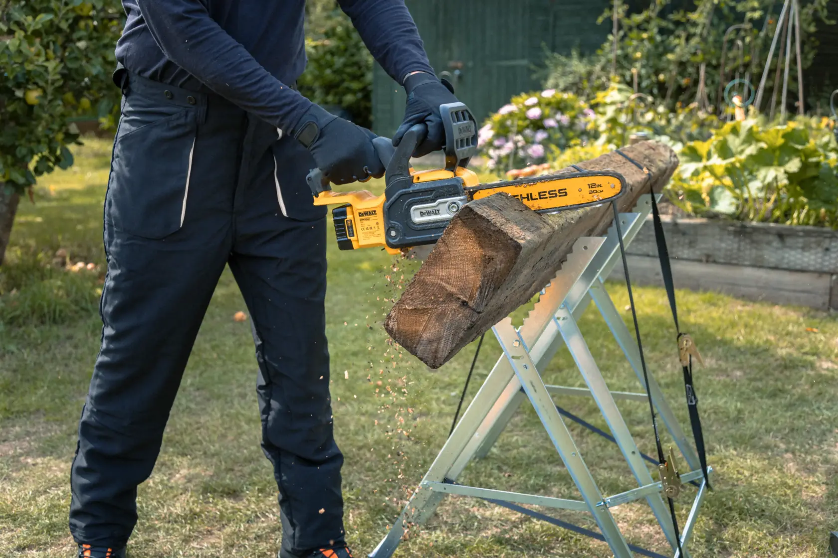 DEWALT Kettensäge im Einsatz, SKUs DCMCS565P1-QW, DCMCS565N, DCMCS565P1, DCMCS565N-XJ schneidet Holz draußen.