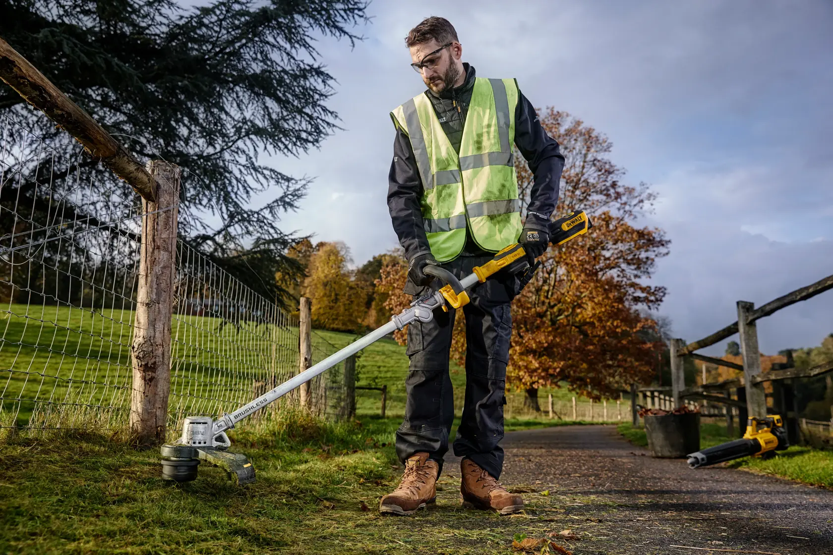 18V XR® Brushless String Trimmer With Folding Shaft - 1 x 5Ah
