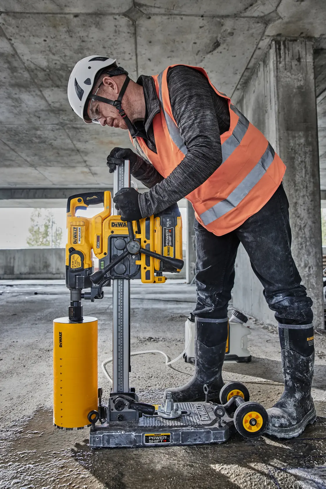 Un support d'outil DEWALT Powershift est présenté. Il comprend des commandes utilisateur miroir, un cliquet d'angle réglable, un montage pratique et une base à vide intégrée. Le dispositif de suivi TOOL CONNECT™ DCE041 est également mis en avant et est vendu séparément.