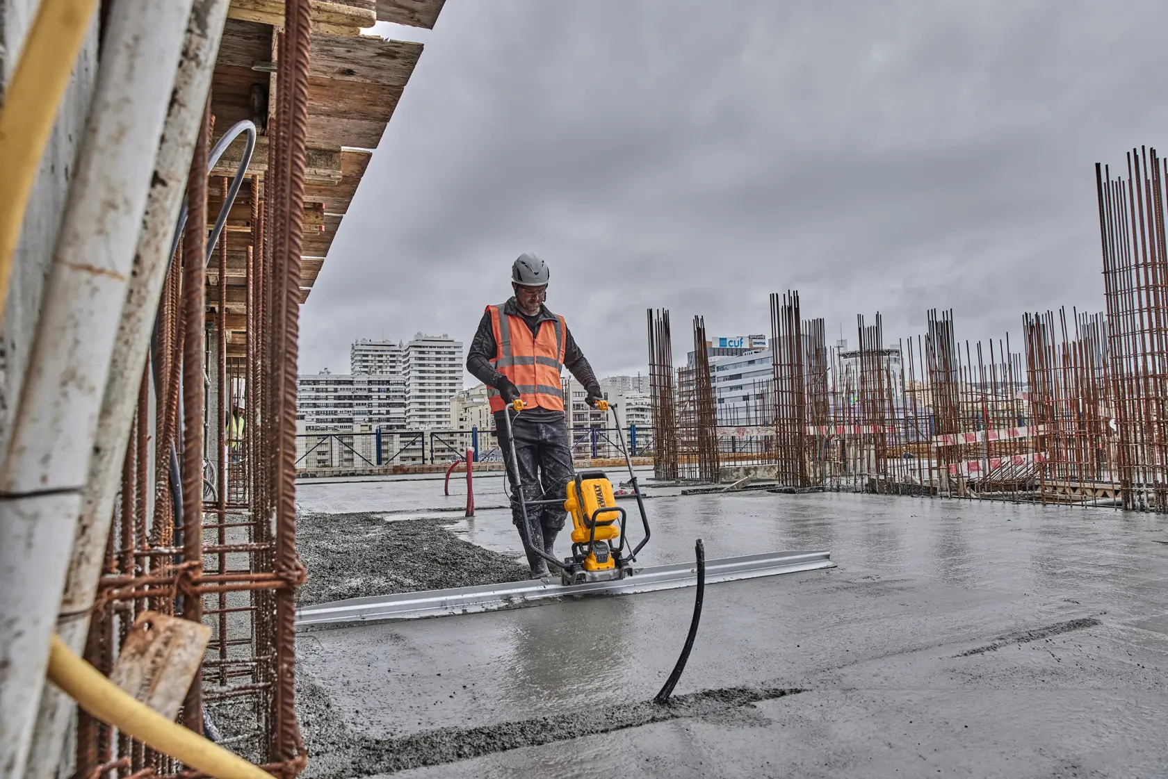 PowersHIFT™ Vibrating Screed