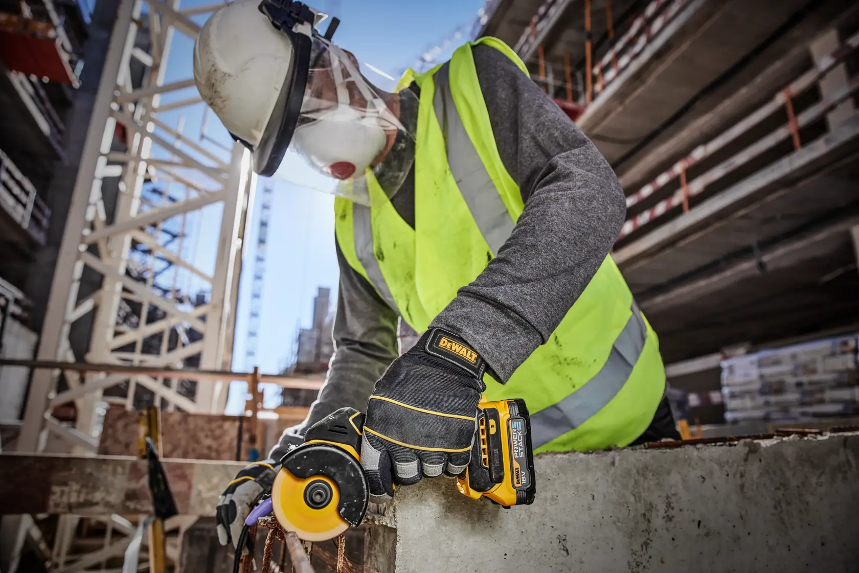 18V XR® Brushless 76mm Cut-Off Tool - 2 x POWERSTACK™ 1.7Ah