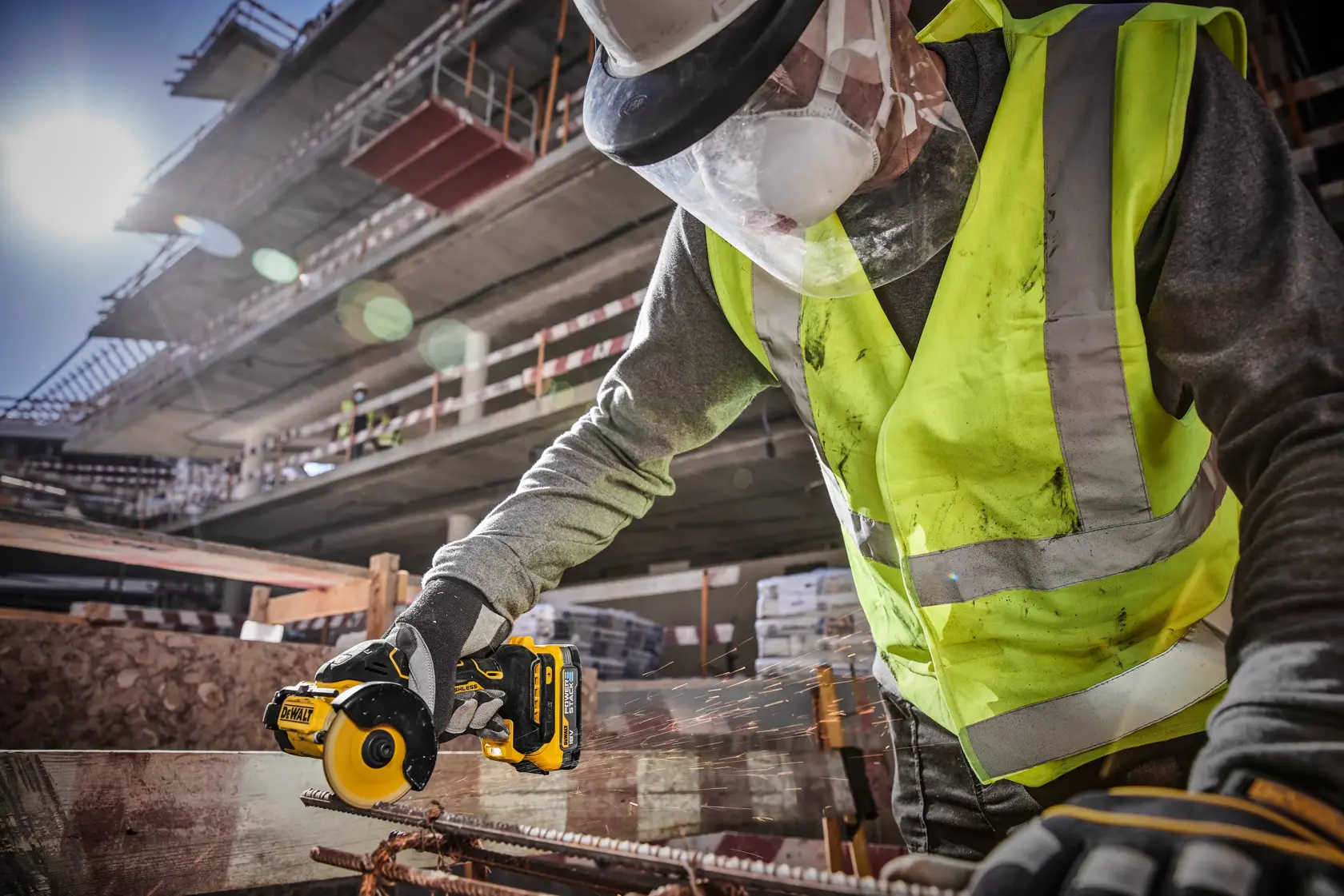 18V XR® Brushless 76mm Cut-Off Tool - 2 x POWERSTACK™ 1.7Ah