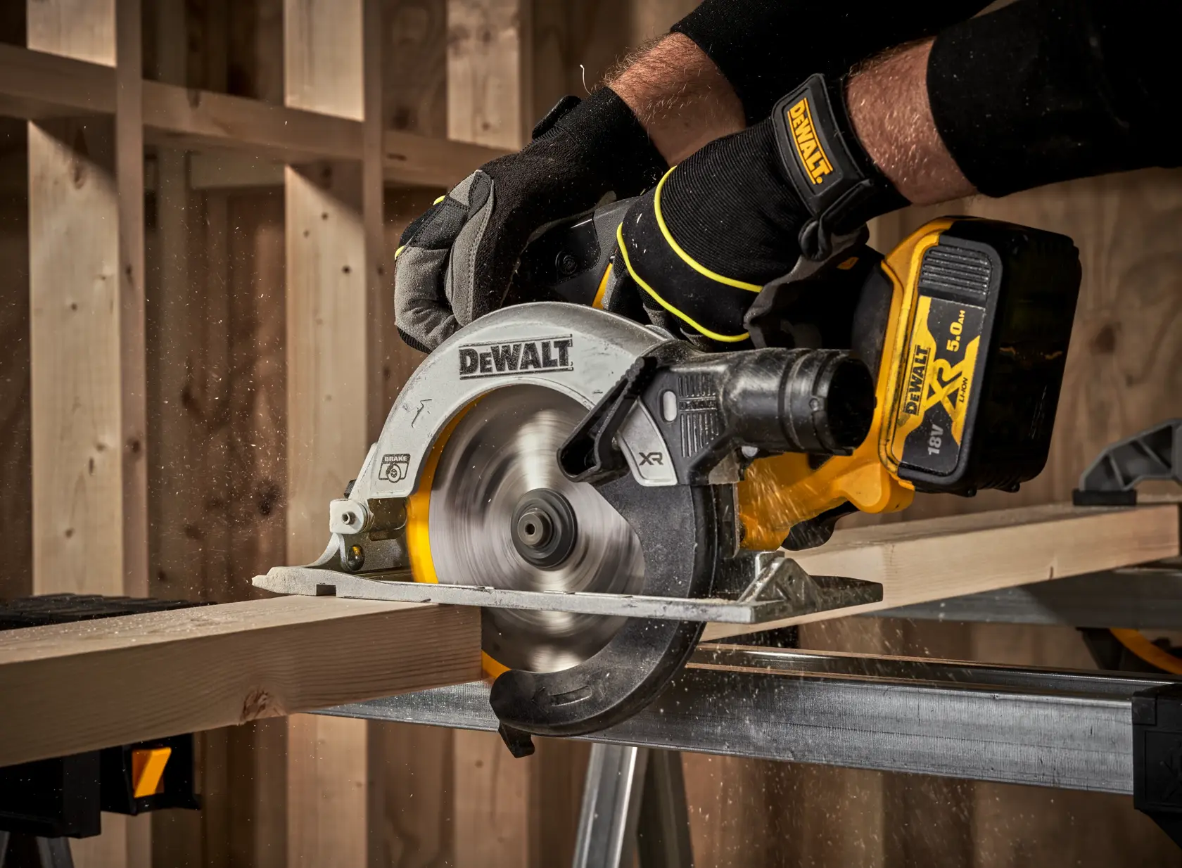 18V XR® Brushless 165 mm Circular Saw - 2 x 5 Ah
