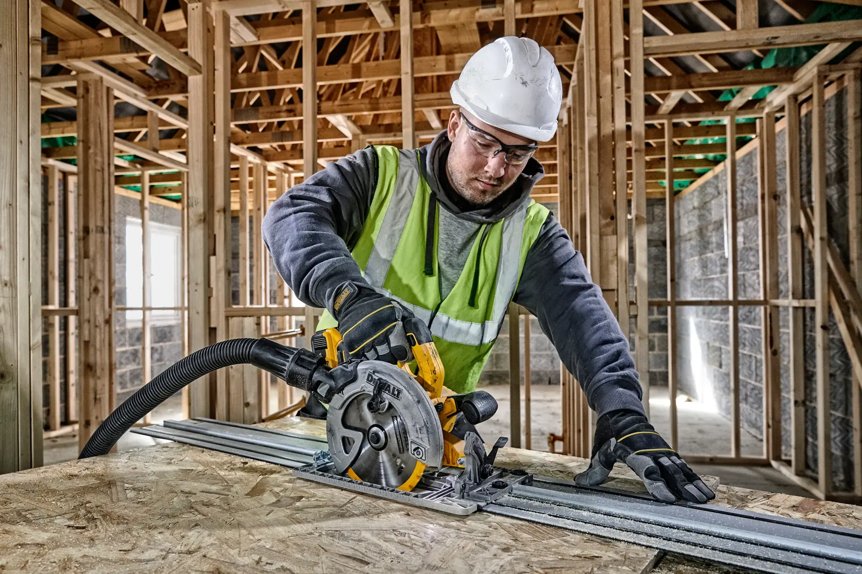 18V XR® Brushless 184mm Rail Compatible Circular Saw