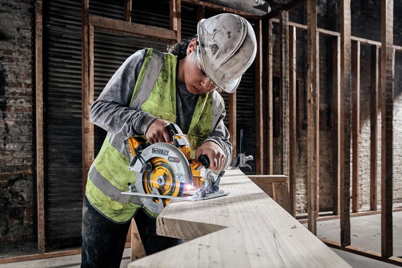 DEWALT 18V XR® Brushless 190 mm Circular Saw - 2 x POWERSTACK 5Ah