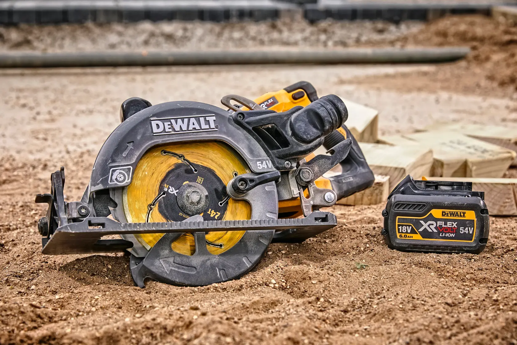 54V XR FLEXVOLT® 190 mm High Torque Circular Saw - 2 x 6Ah