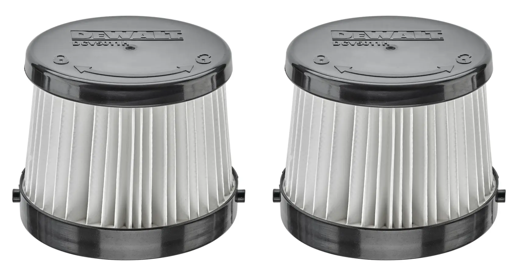 Deux filtres de remplacement cylindriques DEWALT avec dessus et dessous en plastique noir et matériau filtrant plissé blanc, présentés côte à côte sur un fond blanc.