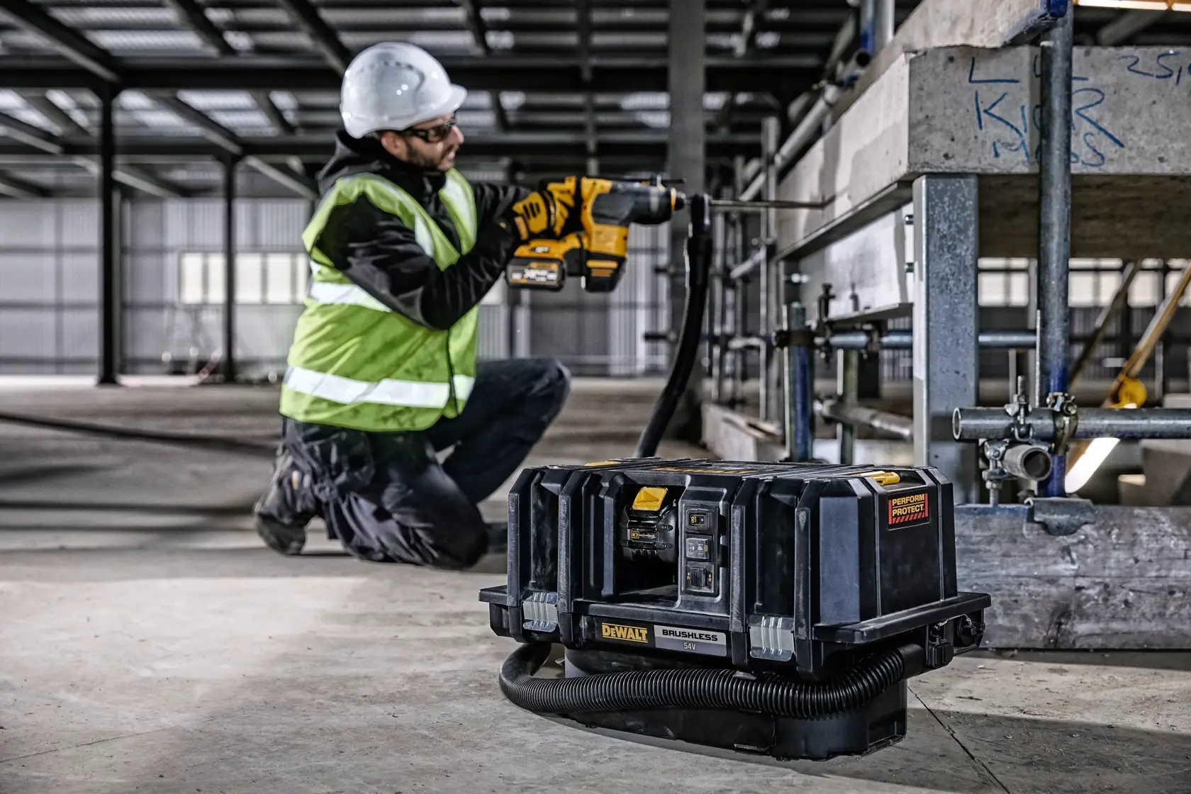 54V XR FLEXVOLT® M-Class Wet/Dry Dust Extractor - 2 x 6Ah