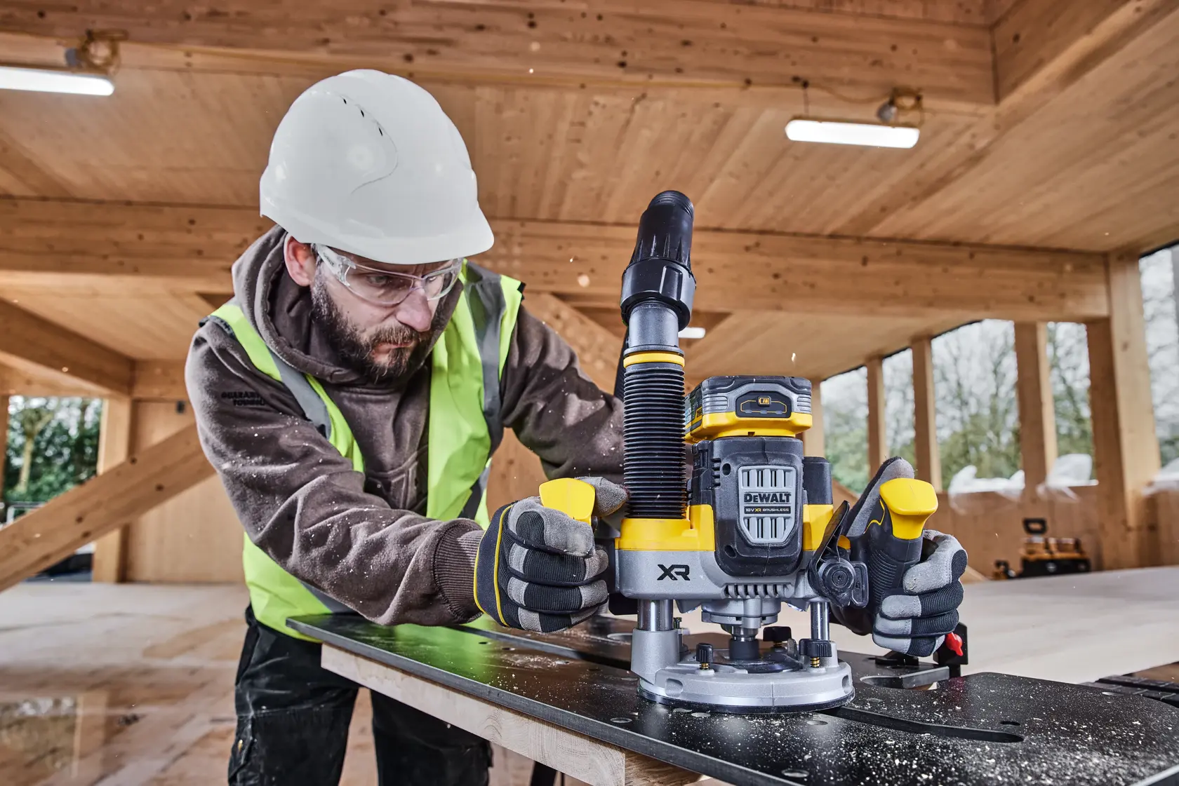18V XR® 1/2" Plunge Router - 2 X 5Ah