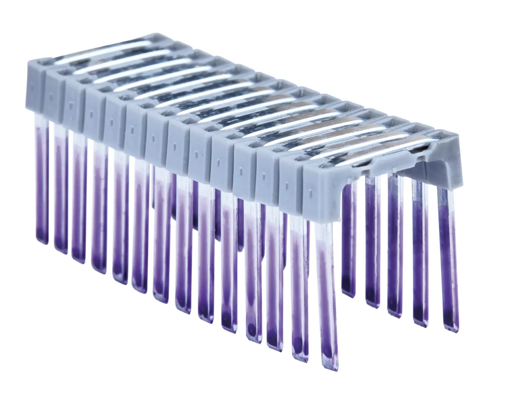 Un lot d'accessoires photographiques en plastique transparent à bouts violets dans un support gris sur fond blanc.
