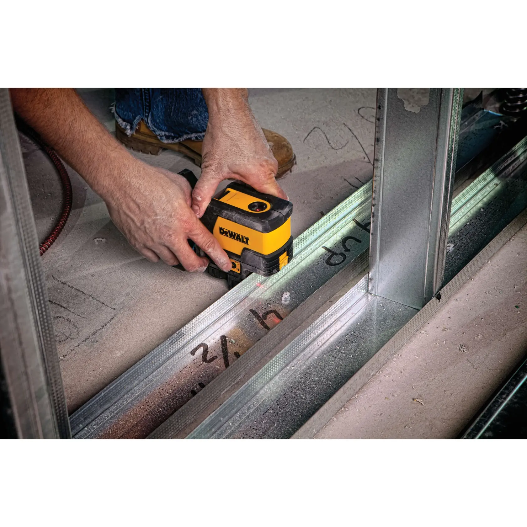 Alkaline Cross Line Laser With Plumb Up and Down
