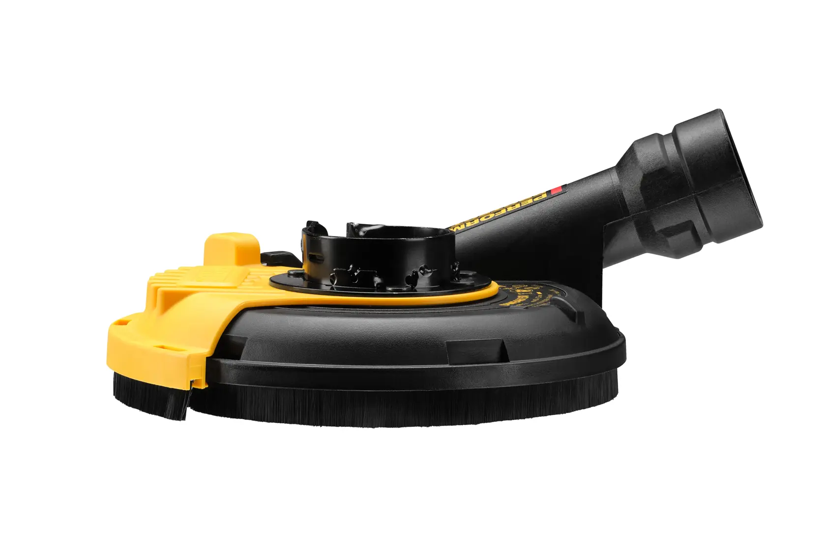 Gros plan sur des mains gantées utilisant un outil électrique jaune DEWALT pour poncer et lisser une surface en béton.