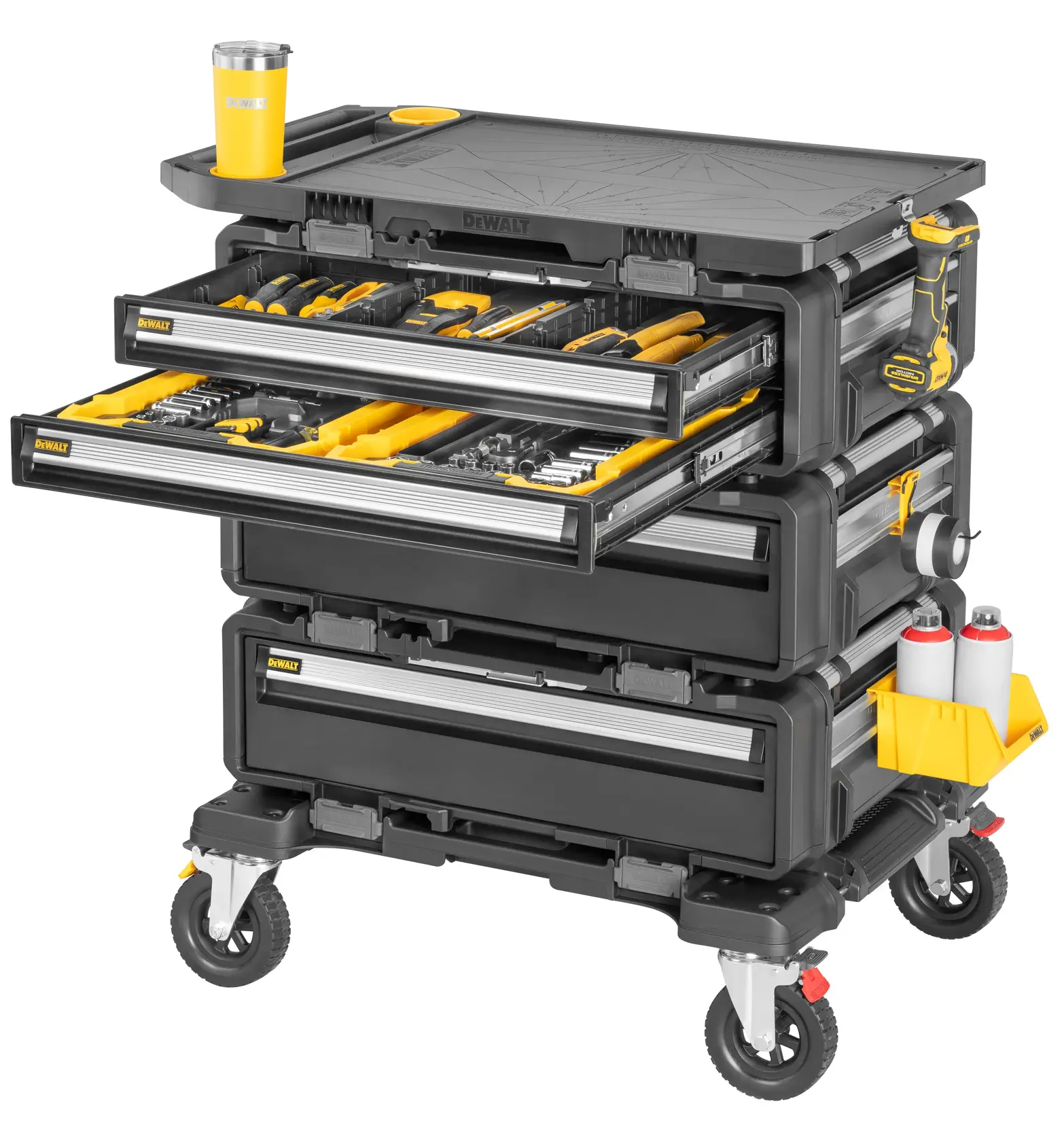 Un coffre à outils portable DEWALT sur roulettes avec plusieurs tiroirs ouverts contenant des outils, un gobelet jaune sur le dessus, et divers accessoires fixés sur les côtés, notamment des bouteilles et du ruban.
